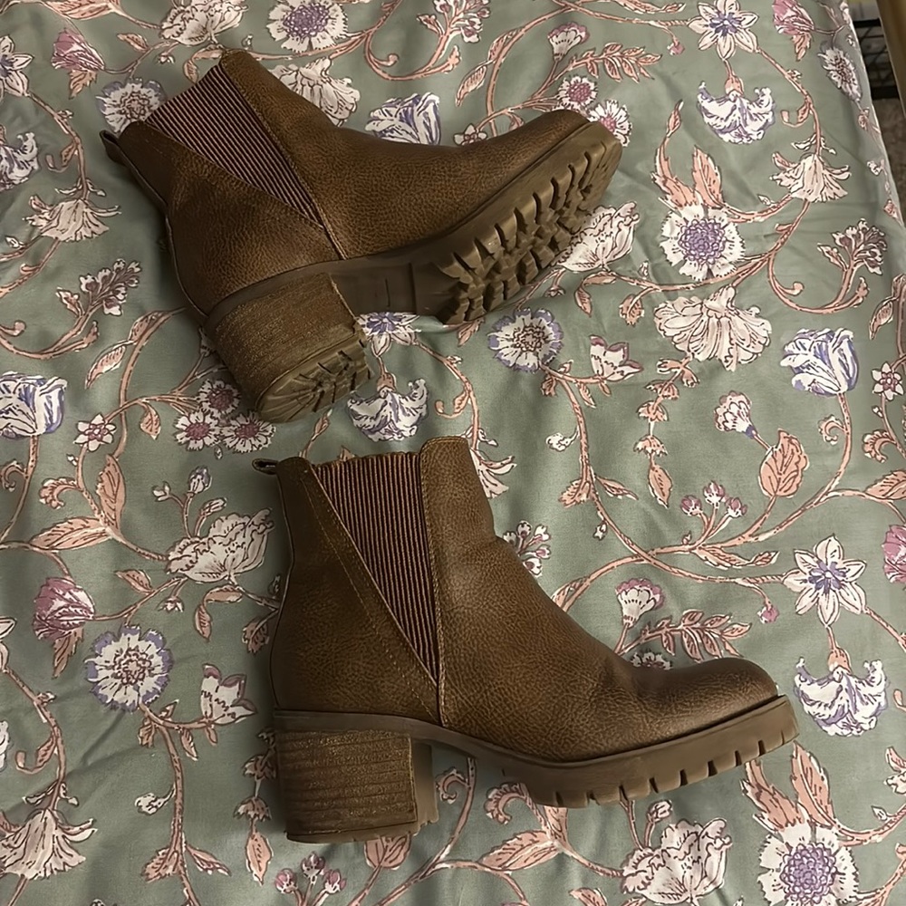 Brown bootie.